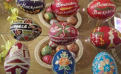 Wielkanocne warsztaty pn. „Pisanki batikowe”