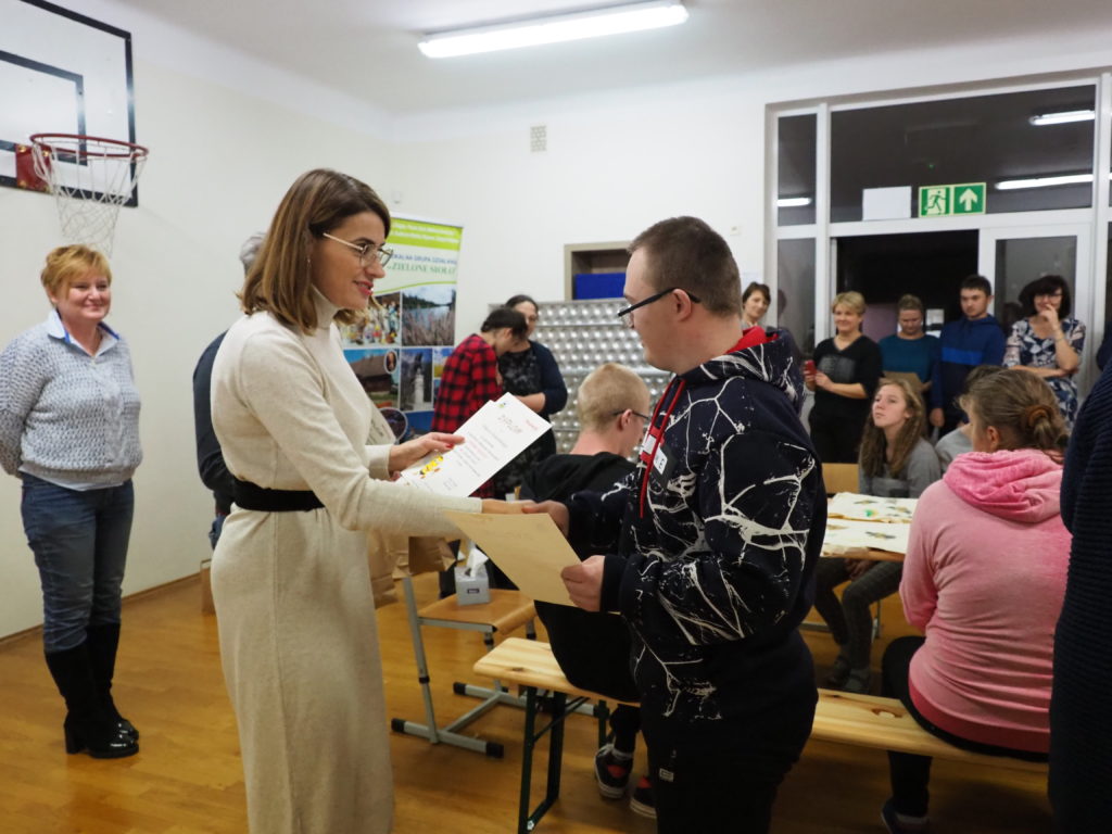 Uczestnik warsztatów odbiera pamiątkowy dyplom z rąk Prezes Zarządu 